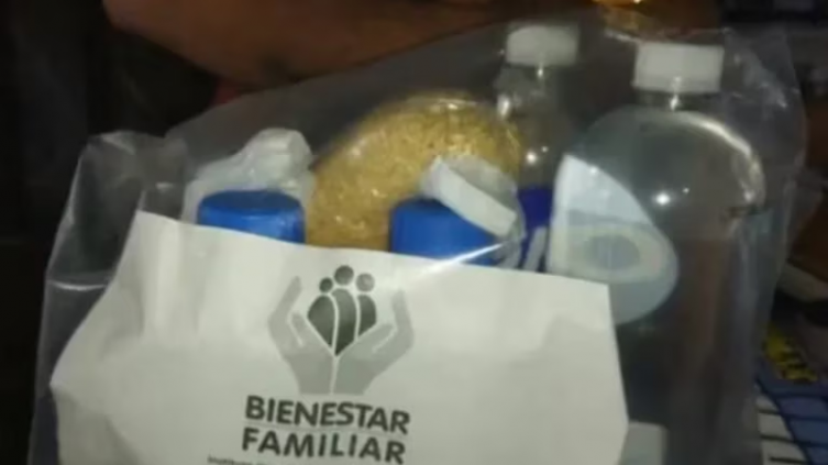 Esto es lo que contienen los kits de supervivencia dejados a los niños perdidos en la selva de Colombia  Fuente: Noticias Caracol