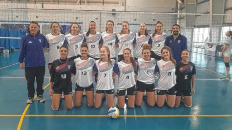 Los seleccionados de la Federación Santafesina de Vóleibol festejó por partida doble en Comodoro Rivadavia Fotos gentileza prensa FeVA.