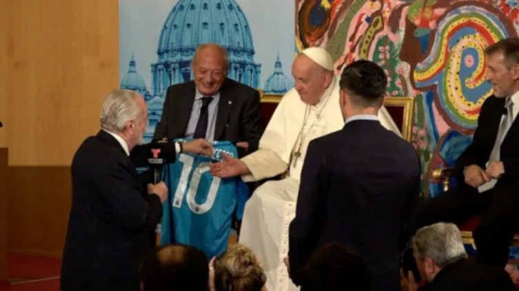 El presidente de Napoli le propuso al Papa Francisco un amistoso contra San Lorenzo - TyC Sports