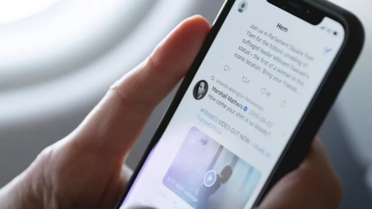 Cada publicación o tuit de los titulares de noticias será eliminada por la red social X. Elon Musk quiere mejorar la estética de la aplicación para que todo se enfoque en el texto y la imagen. (Unsplash) 