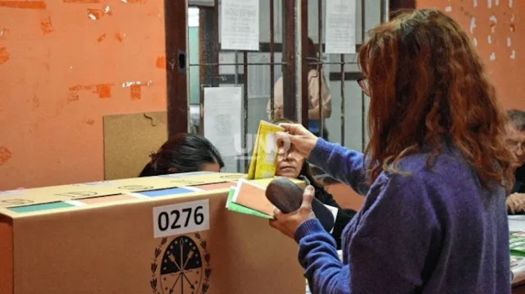 Fue a votar en moto, volvió a pie: una mujer arrojó sus llaves a la urna de votación - UNO Santa Fe