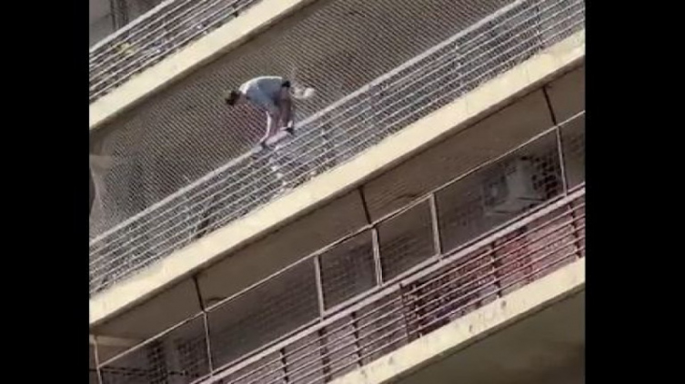 Desesperante rescate de un niño que quedó colgado de un balcón en Rosario - Agencia Noticias Argentinas NA