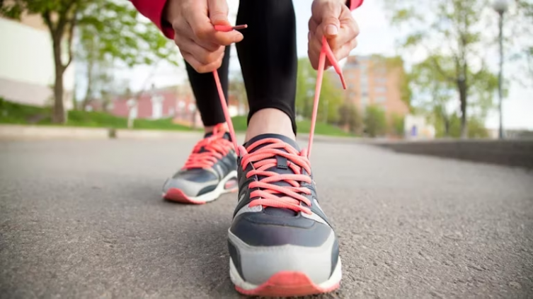 Seis estrategias para convertir una caminata en un ejercicio completo de abdominales (iStock)