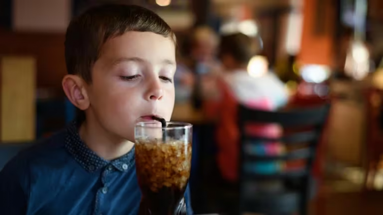 El consumo excesivo de bebidas gaseosas en la niñez elevaría el riesgo de adicciones en la juventud, alertó un estudio  Getty