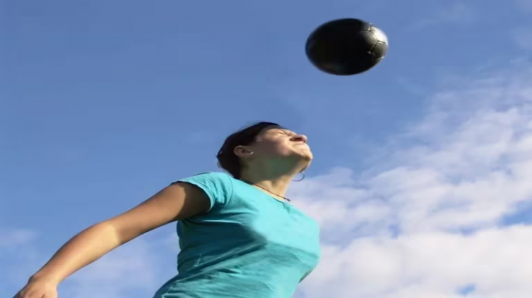 Cabecear en el fútbol puede provocar un declive en la función cerebral, según expertos - Infobae