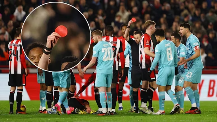 En Inglaterra un árbitro de fútbol hizo furor por expulsar a un jugador con una tarjeta roja circular: la explicación detrás de la elección - Infobae