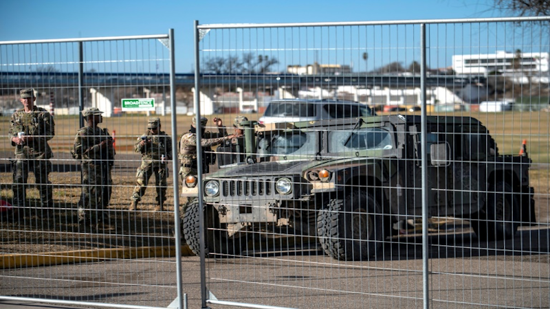 Texas construirá base militar en frontera con México para contener migración - Yahoo Noticias