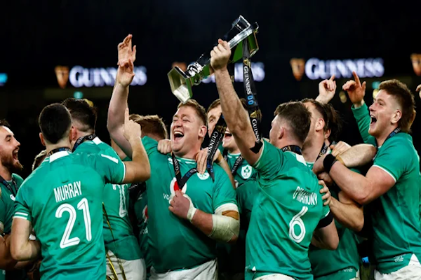 Los irlandeses celebran el título en Dublin. (Foto Reuters)
