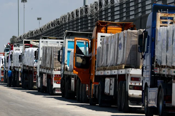 Largas filas de camiones con víveres no pueden llegar a Gaza. (Foto Reuters)