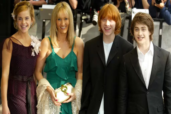 La creadora de Harry Potter disparó contra Emma Watson y Daniel Radcliffe por defender a las personas trans. (Foto: AFP/Carl de Souza)