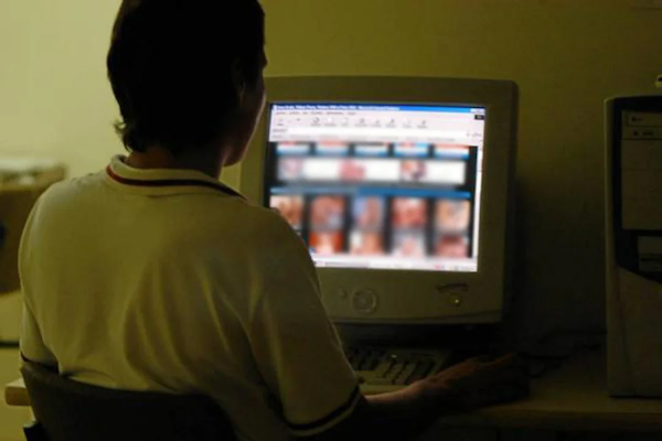 Una alumna de 10 años encontró a su profesor viendo porno. Foto NA