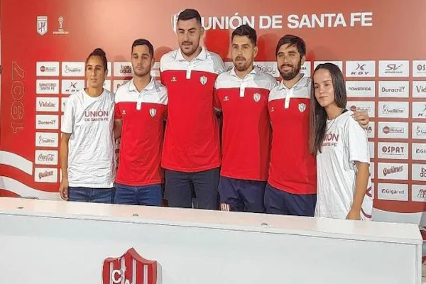 La capitana y el cuerpo técnico femenino de Unión se presentaron en la previa al comienzo del torneo. Foto: gentileza Julián Monzón