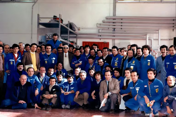 Enzo Ferrari con sus empleados vestidos de azul. Detrás de la decoración de las SF-24 en Miami, hay una historia de 60 años (Ferrari)