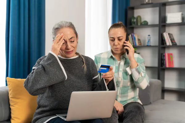 Los adultos mayores reciben llamadas de sujetos que se identifican como familiares que piden grandes cantidades de dinero. (Foto: Getty Images)