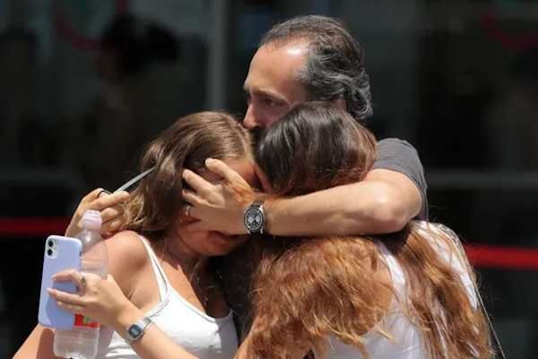 Las emotivas imágenes de los cuatro rehenes israelíes tras ser rescatados del dominio de Hamas REUTERS/Marko Djurica.