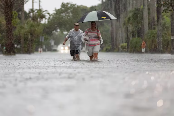 Tras las inundaciones en Florida, EEUU se prepara para condiciones climáticas extremas en varias partes del país (Matias J. Ocner/Miami Herald via AP)