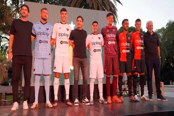Manto sagrado renovado: así es la nueva camiseta de Colón para la temporada 2026. Foto: Fernando Nicola.