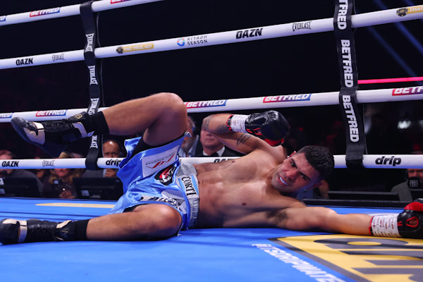 El brutal nocaut que sufrió el boxeador argentino Braian Suárez contra Ben Whittaker en el primer round de una pelea en Inglaterra - Infobae