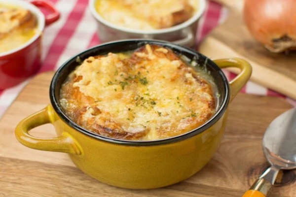 Los trucos para hacer la sopa de cebolla gratinada perfecta para el frío: con costra de queso, cuatro ingredientes y lista en 45 minutos. - Revista GENTE