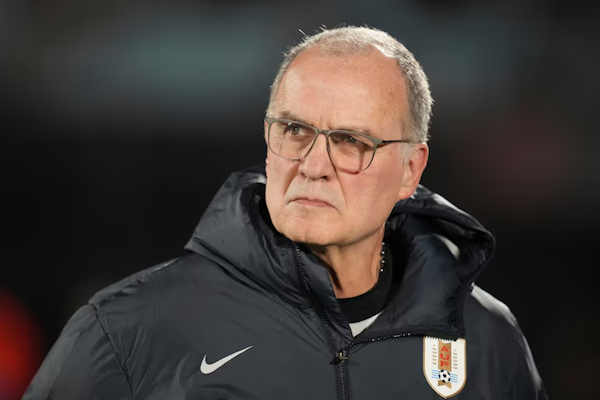 Otro escándalo en Uruguay con Marcelo Bielsa tras la lesión de Ronald Araujo a días del Mundial: “Son cosas que no deben pasar” (AP Foto/Matilde Campodónico)