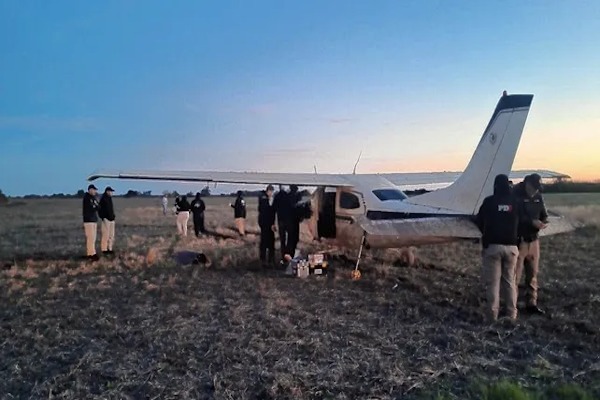 Misterio en San Justo: hallaron una avioneta abandonada en un campo de Cayastacito e investigan un golpe narco - UNO Santa Fe