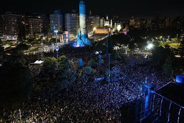 20 de Junio histórico: al pie del Monumento renovado por la Provincia, más de 350.000 personas celebraron el Día de la Bandera - Prensa GSF