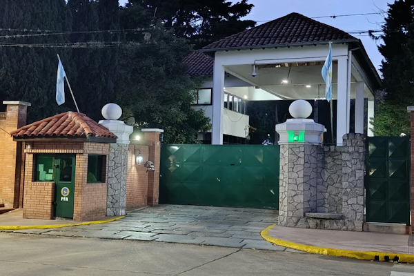 Milei y Adorni definen la salida de la Jefatura de Gabinete. - Agencia NA