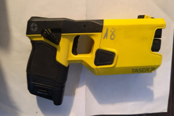 La Policía usó la pistola Taser para evitar que un joven agrediera a su madre con un hacha y un pico en Rosario - Prensa GSF