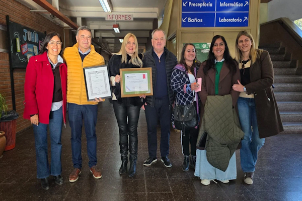 Michlig y González entregaron un reconocimiento al 5º Congreso Regional de Mujeres Líderes desarrollado en Ceres. Prensa Senador Felipe Michlig