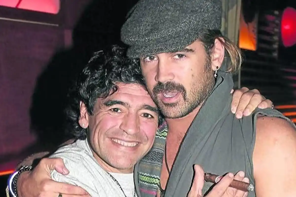 Colin Farrell habló del beso con Diego Maradona y contó cómo fue aquel inolvidable encuentro. - LA NACIÓN
