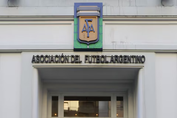 La AFA sufrió un hackeo y divulgó mails denunciando al arbitraje ante Egipto. - NA