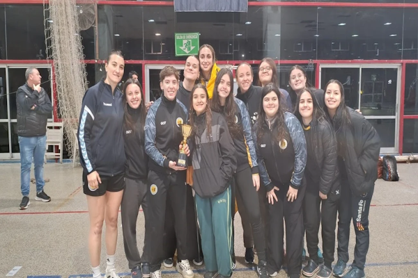 Las chicas de I.L. Peretz se coronaron en la finalísima handball por el Campeonato de la ASH, tras vencer a Independiente de Santo Tomé. – EL LITORAL