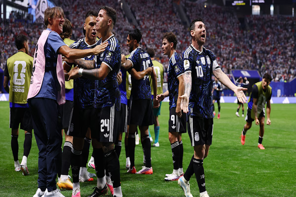 Así fueron los 6 minutos de furia en los que Argentina anotó dos goles y revirtió una semifinal histórica ante Inglaterra en el Mundial. - Infobae