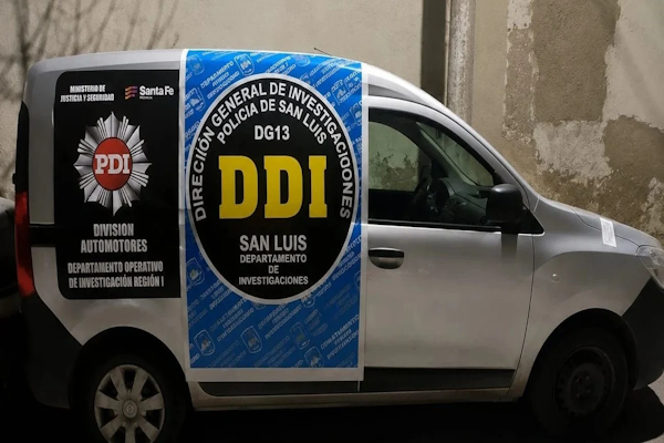 Recuperaron el utilitario de una editorial santafesina, pero buscan al ex vendedor por la retención de libros. Foto: Prensa PDI