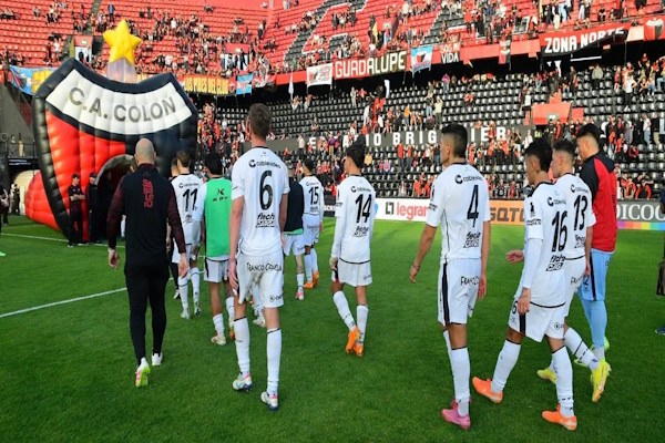 Colón no pudo ante Chaco For Ever: fue 0 a 1 en el Brigadier. Foto: Manuel Fabatía.
